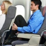 Устройство, не позволяющее откидывать кресло в самолете, вызвало ожесточенные споры