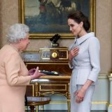 Королева Великобритании присвоила Анджелине Джоли титул кавалерственной дамы