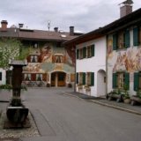 Сказочные картины на домах Миттенвальда в Баварии