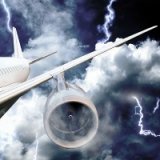 Молния пробила дыру в пассажирском самолете