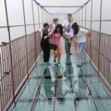 Стеклянный подвесной мост открылся в Китае на высоте 180 м над землей
