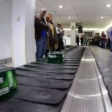 Пассажиры получили пиво вместо багажа в аэропорту Лондона