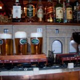 Игрушечный поезд  привозит пиво посетителям чешского бара