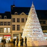 В Бельгии поставили новогоднюю елку из посуды