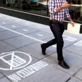 Для пешеходов с телефонами выделены отдельные дорожки в Вашингтоне