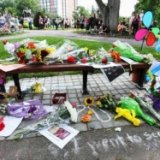 Скамейка в Бостоне стала мемориалом памяти Робина Уильямса