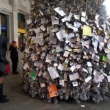 В Милане можно оставить записку Деду Морозу на елке