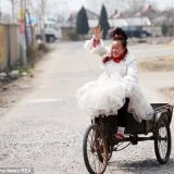 Почему китаянка 10 лет носит только свадебные платья?