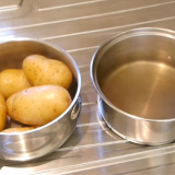 Как быстро очистить вареную картошку?