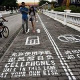 Полоса для пешеходов с телефонами появилась в Бангкоке