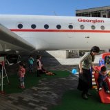 В Грузии старый самолет превратили в детский сад