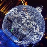 В центре Москвы появился огромный елочный шар