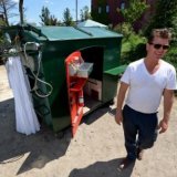 Житель Нью-Йорка превратил мусорный контейнер в квартиру