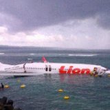 Самолет упал в океан при посадке на Бали