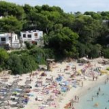 Испания запретила бронировать места на пляжах