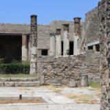 Туристы пытались украсть артефакт весом в 30 кг из Помпеи