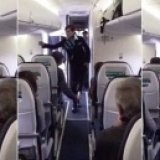 Задорный танец стюардессы стал хитом интернета