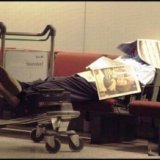 Пассажир разбил дверь в аэропорту, пытаясь догнать самолет
