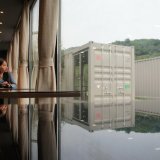 Необычный отель из морских контейнеров в Китае