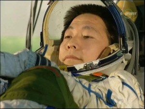 space hero china 300x225 Космический герой – первый космонавт Китая (Space Hero – China’s First Man in Space)
