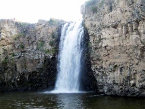 orhon waterfall 300x225 Долина реки Орхон   камни города Ступы